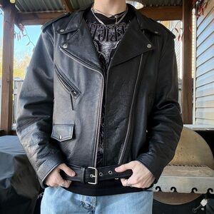 Super cool vintage 1980s/1990s men’s black 100% leather biker moto riding jacket